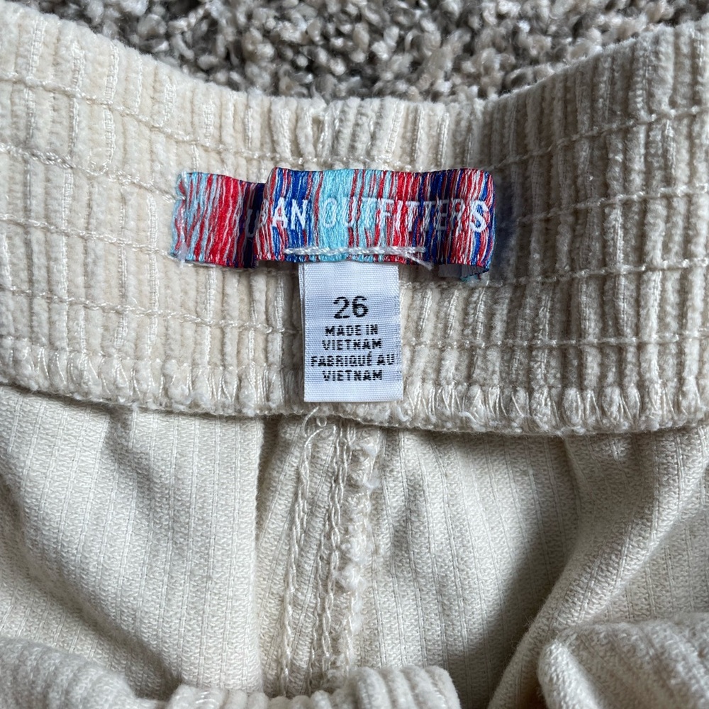 Urban Outfitters Cordoury Shorts in Sz 26 in gently used condition - Picture 3 of 3